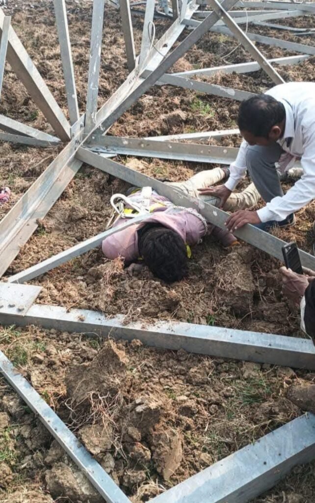 सीधी बड़ी ख़बर
रामपुर नैकिन थाना अंतर्गत ग्राम पटेहरा में रेल्वे लाइन का टावर शिफ्टिंग कर रही पावर टेक कंपनी जो बंगाल की है सुबह शिफ्टिंग कार्य करते दौरान टावर टूटने के कारण सात श्रमिक टावर में दब गए
यह घटना काम कर रही कंपनी के द्वारा सेफ्टी नियमों का पालन नहीं किया गया साथ ही मौके से कार्य कर रही कंपनी के पास तकनीकी संसाधनों की कमी के चलते यह घटना हुई है प्रशासन से उक्त को ब्लैक लिस्टेड करने एवं वैधानिक कार्यवाही की मांग करता हूं
Trilok News