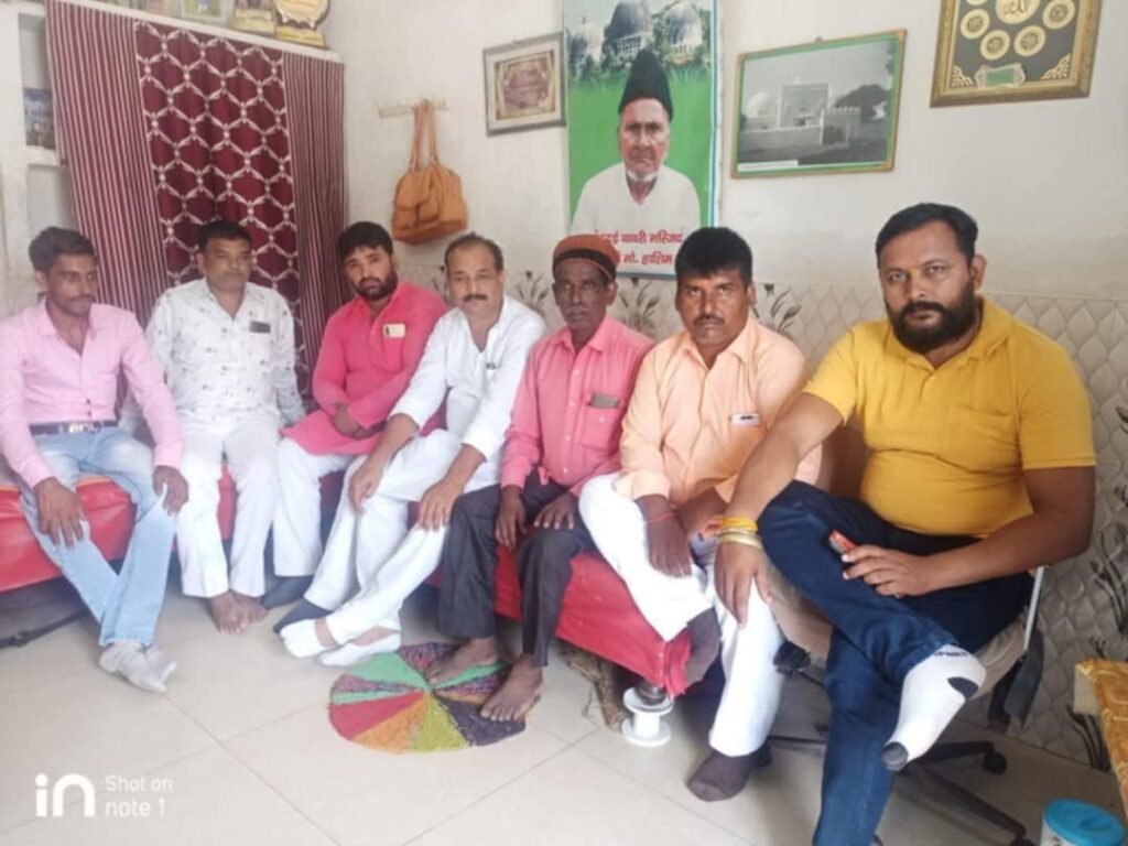 बाबरी मस्जिद के पैरोकार रहे इकबाल अंसारी शामिल हो सकते है जनता पार्टी मेअयोध्या - जनता पार्टी के राष्ट्रीय महासचिव राकेशमणी त्रिपाठी ने बाबरी मस्जिद के पैरोकार रहे इक़बाल अंसारी से अयोध्या मे मुलाक़ात किया. इस चर्चा को राजनितिक गलियारों मे हलचल मचा दी है. अगर ऐसा हुवा तो मिल्कीपुर चुनाव मे बड़ा बदलाव देखने को मिल सकता है और साथ ही 2027 चुनाव पर भी.
जनता पार्टी समर्थित कहार मोर्चा की राष्ट्रीय अध्यक्ष सुनीता चंद्रवंशी ने बताया की बीजेपी के कमरतोड़ महंगाई से जनता त्रस्त हो चुकी है. अब वह दिन आ गया है जब हिन्दू मुस्लिम एक होकर भारत को सोने की चिड़िया बनाये. हमारी पार्टी दिल्ली विधानसभा भी लड़ेगी और एक बार फिरसे जनता पार्टी अपनी सरकार बनाएंगी.