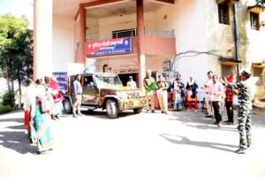 खड़गवां चौकी द्वारा यातायात दिशा निर्देश एवं व्यवस्था दुर्घटना के विषय मे अवगत कराया गया।