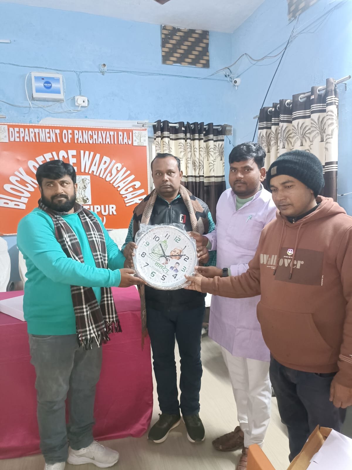 चन्दन सहनी ने वारिसनगर प्रमुख राजू सहनी से मुलाकात की और मकर संक्रांति की बधाई दी वारिसनगर प्रखंड प्रमुख राजू चौधरी श्री अरविंद महतो जी मोहन यादव जी पूर्व प्रखंड अध्यक्ष श्री अमरजीत चौधरी जी चन्दन सहनी पूर्व जिला अध्यक्ष शाह प्रदेश महासचिव राष्ट्रीय जनता दल राष्ट्रीय जनता दल की घड़ी से सम्मानित की
