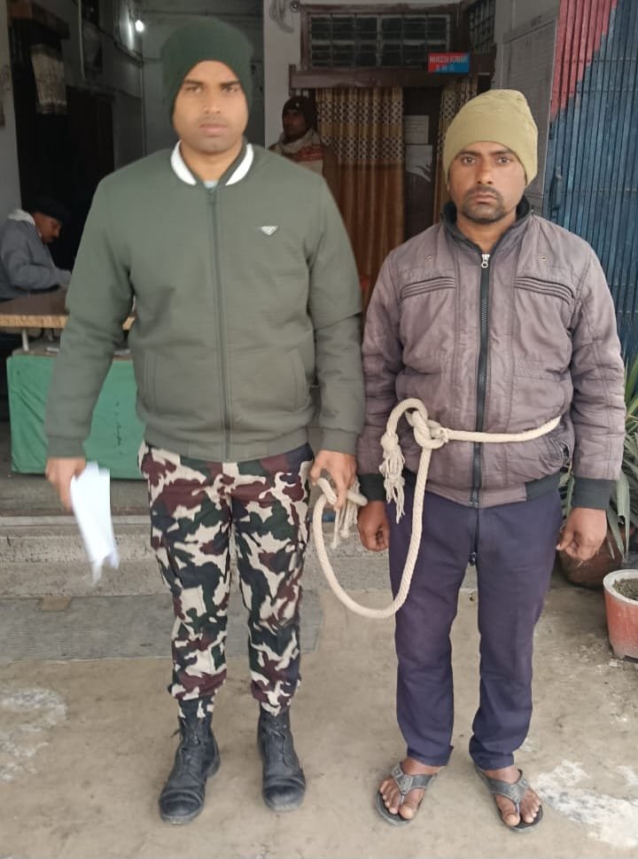 अलग अलग मामले में पुलिस ने दो अभियुक्त को किया गिरफ्तारसमस्तीपुर। जिले के वारिसनगर प्रखंड के तहत मथुरापुर थाना की पुलिस ने अलग - अलग स्थानों से अलग - अलग मामले में दो लोगों को गिरफ्तार किया। बताया जाता है कि मथुरापुर थाना के एएसआई राजू कुमार यादव ने गश्ति के दौरान नशे की हालत में एक पियक्कड़ को गिरफ्तार कर थाना लेते चले गये। गिरफ्तार किए गये पियक्कड़ की पहचान सारी टोले चकमुराद निवासी विलट महतो का पुत्र रविन्द्र कुमार के रूप में हुई है। वही दूसरी ओर मथुरापुर थाना के एसआई सुप्रिया आर्य ने पॉक्सो एक्ट मामले में एक युवक को गिरफ्तार किया। गिरफ्तार किए गये युवक की पहचान नागरबस्ती निवासी मो फिरोज अंसारी का पुत्र मो एखलाक के रूप में हुई है। इधर थाना अध्यक्ष मुकेश कुमार ने कागजी प्रक्रिया के बाद पकड़े गये दोनो अभियुक्त को न्यायिक हिरासत में भेज दिया।