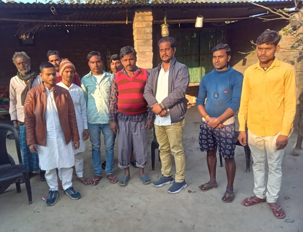 एक सप्ताह बीत गया सलमान नहीं मिला, परिजन है परेशानसंपादक हर पल न्यूज समस्तीपुर
समस्तीपुर। जिले के वारिसनगर प्रखंड क्षेत्र के मथुरापुर थाना क्षेत्र के महाराजगंज (नागरबस्ती) वार्ड संख्या 04 में पहुंचे समाजसेवी बेलाल राजा तथा एक सप्ताह से गायब मो सलमान के परिजन से मिले और हालचाल जाना। बताया जाता है कि गत 11 जनवरी से मो सलमान गायब है जो अभी तक नहीं मिला। सलमान की बरामदगी नहीं होने पर परिजनों का रो रोकर हाल बुरा बना हुआ है। पूछे जाने पर बालक के पिता मो मुख्तार ने बताया कि जो भी व्यक्ति मेरे लड़के को खोजकर मेरे पास लाएगा उसे इनाम के तौर पर 50 हजार रुपया दिया जाएगा। ज्ञात हो कि दो दिन पूर्व खोजी कुत्ता के द्वारा मो सलमान को काफी खोजबीन की गई परंतु कहीं नहीं मिला तथा उसे भी असफलता नहीं मिली। इधर समाजसेवी बेलाल राजा ने मथुरापुर थाना अध्यक्ष एवं पुलिस कप्तान से हाथ जोड़कर कहा है कि बच्चे को खोजने में मदद करने की अपील की। उन्होंने बताया कि सलमान को गायब हुए लगभग आठ दिन बीतने को है मगर उसका पता कहीं नहीं चला। उन्होंने कहा कि मो सलमान के परिजन काफी परेशान हाल में हैं।