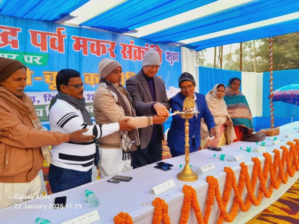 मिथिला दुग्ध संघ लि में मिलन समारोह सह दही चूड़ा का हुआ प्रीतिभोज का आयोजन,
दही खाओ इनाम पाओ प्रतियोगिता में रोहित कुमार ने प्रथम स्थान प्राप्त किया
समस्तीपुर। मिथिला दुग्ध संघ लि में बुधवार को मिलन समारोह सह दही-चुड़ा प्रीतिभोज का आयोजन डेयरी परिसर में किया गया। जिसका उ‌दघाटन मुख्य अतिथि नगर निगम के आयुक्त केडी प्रज्जवल ने दीप प्रज्जवलित कर किया। प्रबन्ध निदेशक रविन्द्र कुमार झा अपने सम्बोधन में कहा कि वर्ष 2025 में मकर संक्रान्ति के अवसर पर कुल 6 लाख 70 हजार दही बिक्री कर बिहार में प्रथम स्थान प्राप्त किया जो संघ विपणन संग्रहण में नया कीर्तिमान है। उन्होंने समस्तीपुर डेयरी के कार्यों को सराहना करते हुए कहा कि संघ निरंतर प्रगति के पथ पर अग्रसर है। इस मौके पर अध्यक्ष उमेश राय ने संघ को नई चैंचाइयों तक ले जाने के लिए प्रबन्ध निदेशक को बधाई दी। दही-चूड़ा प्रतियोगिता में प्रथम स्थान रोहित कुमार ने 3 मिनट में 2.79 किलो ग्राम दही खाया दुसरे स्थान पर नन्दु राय तथा तीसरे स्थान पर नवल किशोर रहे। इस कार्यक्रम के मौके पर निदेशक मंडल के सभी सदस्यगण, सहायक महाप्रबंधक  रविन्द्र कुमार, डॉ सुभाष चन्द्र प्रसाद सिंह, डॉ राजेश कुमार सिन्हा, भगवत दयाल यादव, विभव प्रकाश सिंह, ऊषा देवी, मंजू देवी, इंदु देवी, अंजू देवी, बैद्यनाथ राय, दया शंकर राय, राजीव कुमार, ब्रह्मदेव महतो, रामचंद्र पासवान के अलावा डेयरी के समस्त कर्मचारी, पदाधिकारी एवं समिति प्रतिनिधि, वितरक उपस्थित थे।