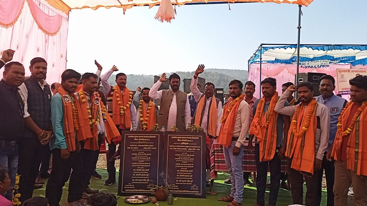 *मुख्यमंत्री जनकल्याण अभियान के माध्यम से ग्रामीणों को मिल रहा हितग्राही मूलक योजनाओं का लाभ* अमरपुर ब्लॉक से जिला ब्यूरो चीफ़ सतीश कुमार यादव विधायक धुर्वे ने मेहंदवानी में आयोजित शिविरों में किया विकासात्मक निर्माण कार्यों का भूमिपूजन और लोकार्पण डिंडौरी : 22 जनवरी, 2025 आज बुधवार को मेंहदवानी जनपद पंचायत के तहत ग्राम पंचायत राई, केवलारदर, मसूरघुघरी, पिंडुरूखी, बुल्दा और हर्राटोला में जनकल्याण शिविरों का आयोजन किया गया। मेंहदवानी क्लस्टर में आयोजित जनशिविर शहपुरा विधायक ओमप्रकाश धुर्वे के मुख्य आथित्य में संपन्न हुए। विधायक ओम प्रकाश धुर्वे ने ग्राम पंचायत राई में 15वें वित्त के तहत 4.44 लाख राशि की सीसी रोड का भूमिपूजन किया। ग्राम पंचायत केवलारदर में 15वें वित्त के तहत 5 लाख रूपए की लागत की सीसी रोड का भूमिपूजन एवं 4 लाख राशि की सीसी रोड का भूमिपूजन किया। विधायक श्री धुर्वे ने ग्राम पंचायत मसूरघुघरी में 15वें वित्त के तहत सीसी रोड और जल जीवन मिशन पाइपलाइन के मरम्मत कार्य का भूमिपूजन किया। उन्होंने ग्राम पंचायत बुल्दा में 15वें वित्त के तहत 7 लाख रूपये की राशि की सीसी रोड का भूमिपूजन एवं मनरेगा मद के तहत पिंडुरूखी ग्राम में खेल मैदान और बुल्दा में गोदाम भवन का लोकार्पण किया। इस दौरान विधायक ओमप्रकाश धुर्वे ने अपने सम्बोधन में कहा कि हितग्राहियों को लाभांवित करने के लिए 45 विभागों की 63 विभिन्न सेवाओं को सुलभ रूप से पहुंचाने के लिए क्लस्टर आधारित अभियान चलाये जा रहे हैं। अब तक जिले में 55 हजार से अधिक आवेदन स्वीकार किये जा चुके है। ग्राम पंचायतों में खेल मैदान के लोकार्पण से ग्रामीण क्षेत्र की खेल प्रतिभा को खेल क्षेत्र में आगे बढ़ने का अवसर मिलेगा। मुख्यमंत्री जनकल्याण अभियान के माध्यम से जिला प्रशासन आपके द्वार तक आपकी समस्याओं का निराकरण करने पहुंच रही है। उन्होंने कहा कि ग्राम पंचायतों में किए जा रहे निर्माण कार्यों से ग्राम का विकास किया जा रहा है। कुछ ऐसे लोग भी है, जिन्हें योजना का लाभ किसी कारणवश नहीं मिला पाया है, उन्हें शिविर में निराकृत कर रहे है। चिन्हित समस्याओं को हल करने लक्ष्य बनाकर कार्य कर रहे है। विधायक श्री धुर्वे ने आयुष्मान कार्ड,वृद्धा पेंशन, मातृत्व वंदना योजना, पीएम किसान सम्मान निधि, सम्बल कार्ड, प्रसूति सहायता आदि योजनाओं के सम्बन्ध में ग्रामीणों से चर्चा की। इस दौरान विधायक धुर्वे ने विभिन्न योजनाओं के हितग्राहियों को हितलाभ का वितरण किया।आज आयोजित शिविरों में जिला पंचायत सदस्य श्रीमती रेखा आर्मो, जनपद पंचायत अध्यक्ष रामप्रसाद तेकाम, जनपद पंचायत सदस्य श्रीमती मुन्नीबाई मार्को सहित अन्य जनप्रतिनिधि और सम्बंधित विभागीय अधिकारी उपस्थित रहे। युवा, किसान, महिला, गरीब को केंद्रित कर शासन की हितग्राही मूलक योजनाओं में शत-प्रतिशत सेचुरेशन एवं आमजन तक शासन की योजनाओं का लाभ सुनिश्चित कराने के उद्देश्य से मुख्यमंत्री जनकल्याण अभियान 11 दिसम्बर 2024 से प्रारंभ होकर 26 जनवरी 2025 तक आयोजित किया जा रहा है। जनकल्याण अभियान के तहत जिले में आयोजित शिविरों में 22 जनवरी 2025 तक राजस्व विभाग के 33041 आवेदन प्राप्त हुए है, जिनमें से 32667 आवेदन स्वीकार किये गए है, इसी प्रकार स्वास्थ्य विभाग के 5776 प्राप्त आवेदनों में से 5221 आवेदन, सामान्य प्रशासन विभाग के 5874 प्राप्त आवेदनों में से 5782 आवेदन, पंचायत विभाग के 1313 प्राप्त आवेदनों में से 1144 आवेदन, महिला एवं बाल विकास विभाग के 1039 प्राप्त आवेदनों में से 956 आवेदन सहित अन्य विभागों के आवेदन स्वीकार किये गए है। समस्त विभागों से कुल 55460 आवेदन प्राप्त हुए है, जिनमें से 52867 आवेदन स्वीकार कर लंबित आवेदनों पर कार्य किया जा रहा है।