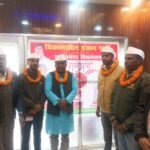 वीआईपी ने किया दही चूड़ा का आयोजन, लोगों ने लिया दही चूड़ा का खूब आनंद समस्तीपुर। विकासशील पार्टी के वारिसनगर प्रखंड अध्यक्ष पप्पू सहनी के नेतृत्व में बुधवार को वारिसनगर स्थित वीआईपी कार्यालय में दही चूड़ा का आयोजन किया गया। उक्त कार्यक्रम में वीआईपी के कार्यकर्ता एवं महागठबंधन के लोगों ने शिरकत की और दही चूड़ा का आनंद लिया। इस अवसर पर पूर्व से बनाए गये पंचायत अध्यक्ष को प्रमाण पत्र और माला पहनाकर स्वागत किया गया। जिन लोगों को पंचायत अध्यक्ष पद का प्रमाण पत्र मिले उनमें सतमलपुर से मो रेयाज, गोही से कन्हैया कुमार, रायपुर से रामप्रीत सहनी, रामपुर विशुन से रमण कुमार राय, धनहर से अंगज कुमार सहनी, डरसूर से रीत लाल सहनी, मनियारपुर से मो नेयाज, पुरनाही से राजा राम सहनी, मोहीउद्दीनपुर से लाल बहादुर चौधरी, कुसैया से सुरेश कुमार चौधरी का नाम शामिल है। बताया जाता है कि प्रखंड अध्यक्ष पप्पू सहनी को वारिसनगर विधानसभा क्षेत्र में आपार समर्थन मिल रहा है, लोग इन्हें ही विधानसभा चुनाव में जिताने की बात कह रहे हैं। इधर पूछे जाने पर जिला प्रभारी संजय कुमार सहनी ने बताया कि वीआईपी दिन प्रतिदिन बिहार में अपना मजबूती प्रदान कर रही है। इसका श्रेय पार्टी के सुप्रीमो मुकेश कुमार सहनी को जाता है। उन्होंने बताया कि हमारी पार्टी 2025 के विधानसभा चुनाव में बेहतर प्रदर्शन करेगी और अच्छी खासी सीटों पर अपना कब्जा जमाएगी। मौके पर जिला प्रभारी संजय कुमार सहनी के अलावा युवा जिला अध्यक्ष संतोष चौधरी, प्रखंड अध्यक्ष पप्पू सहनी आदि मौजूद थे।