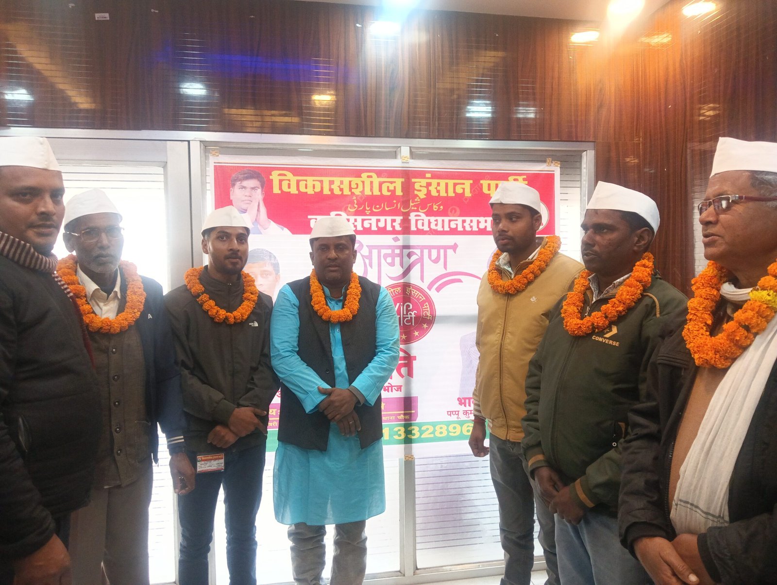 वीआईपी ने किया दही चूड़ा का आयोजन, लोगों ने लिया दही चूड़ा का खूब आनंद समस्तीपुर। विकासशील पार्टी के वारिसनगर प्रखंड अध्यक्ष पप्पू सहनी के नेतृत्व में बुधवार को वारिसनगर स्थित वीआईपी कार्यालय में दही चूड़ा का आयोजन किया गया। उक्त कार्यक्रम में वीआईपी के कार्यकर्ता एवं महागठबंधन के लोगों ने शिरकत की और दही चूड़ा का आनंद लिया। इस अवसर पर पूर्व से बनाए गये पंचायत अध्यक्ष को प्रमाण पत्र और माला पहनाकर स्वागत किया गया। जिन लोगों को पंचायत अध्यक्ष पद का प्रमाण पत्र मिले उनमें सतमलपुर से मो रेयाज, गोही से कन्हैया कुमार, रायपुर से रामप्रीत सहनी, रामपुर विशुन से रमण कुमार राय, धनहर से अंगज कुमार सहनी, डरसूर से रीत लाल सहनी, मनियारपुर से मो नेयाज, पुरनाही से राजा राम सहनी, मोहीउद्दीनपुर से लाल बहादुर चौधरी, कुसैया से सुरेश कुमार चौधरी का नाम शामिल है। बताया जाता है कि प्रखंड अध्यक्ष पप्पू सहनी को वारिसनगर विधानसभा क्षेत्र में आपार समर्थन मिल रहा है, लोग इन्हें ही विधानसभा चुनाव में जिताने की बात कह रहे हैं। इधर पूछे जाने पर जिला प्रभारी संजय कुमार सहनी ने बताया कि वीआईपी दिन प्रतिदिन बिहार में अपना मजबूती प्रदान कर रही है। इसका श्रेय पार्टी के सुप्रीमो मुकेश कुमार सहनी को जाता है। उन्होंने बताया कि हमारी पार्टी 2025 के विधानसभा चुनाव में बेहतर प्रदर्शन करेगी और अच्छी खासी सीटों पर अपना कब्जा जमाएगी। मौके पर जिला प्रभारी संजय कुमार सहनी के अलावा युवा जिला अध्यक्ष संतोष चौधरी, प्रखंड अध्यक्ष पप्पू सहनी आदि मौजूद थे।