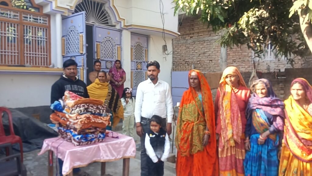 सारी वार्ड संख्या 14 में दर्जनों लोगों को कम्बल दिया गया संपादक हर पल न्यूज समस्तीपुर समस्तीपुर। जिले के वारिसनगर प्रखंड के नगर निगम सारी वार्ड संख्या 14 में शनिवार को गरीब और असहाय लोगों को कम्बल दिया गया। पूछे जाने पर समाजसेवी आयुष राज उर्फ विधायक ने बताया कि आज मेरे भतीजे दर्श उर्फ माही का चौथा जन्मदिन है, भतीजे के जन्मदिन के अवसर आज दर्जनों लोगों को कम्बल दिया गया ताकि वे लोग ठंड से बच सके। जिन गरीब असहाय लोगों को कम्बल मिला उनमें छबिया देवी, पार्वती देवी, आनंद लाल चौधरी, नथुनी सहनी, उमेश पासवान, मीणा देवी, सत्या देवी, आशा देवी, बतहा सहनी, लालिया देवी आदि का नाम शामिल है। वितरण के अवसर देशवीर महतो, मो अजीम उर्फ मुन्ना, राजन कुमार, सुनील राय,सोनू कुमार आदि मौजूद थे।