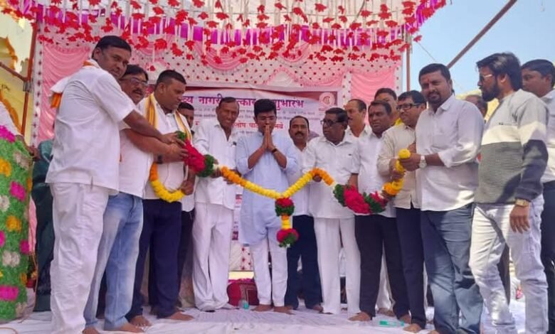 भोकरदन तालुक्यातील वालसावंगी येथे विधानसभा निवडणुकीत दणदणीत विजयाच्या पार्श्वभूमीवर माझा नागरिक सत्कार व सावित्रीबाई फुले महिला अर्बन को-ऑप क्रेडिट सोसायटीचा शुभारंभ सोहळा आज मोठ्या उत्साहात संपन्न झाला. यावेळी उपस्थित सर्वांशी संवाद साधला. याप्रसंगी भाजपा तालुका अध्यक्ष गणेश पाटील ठाले, माजी सभापती लक्ष्मणमामा मळेकर, मा.जि.प सदस्या अरुणाताई वाघ, डॉ.प्रमोद कुलकर्णी, सांडू पाटील वाघ, परमेश्वर पाटील लोखंडे यांच्यासह भाजपाचे स्थानिक पदाधिकारी कार्यकर्ते व ग्रामस्थांची उपस्थिती होती.