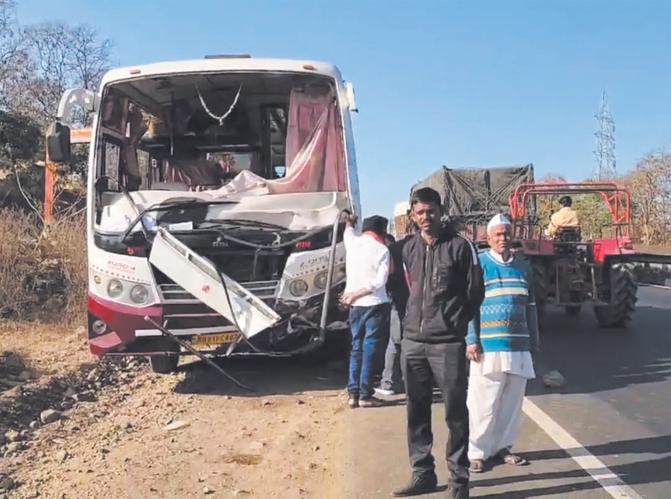 एम्बुलेंस और यात्री बस की टक्कर