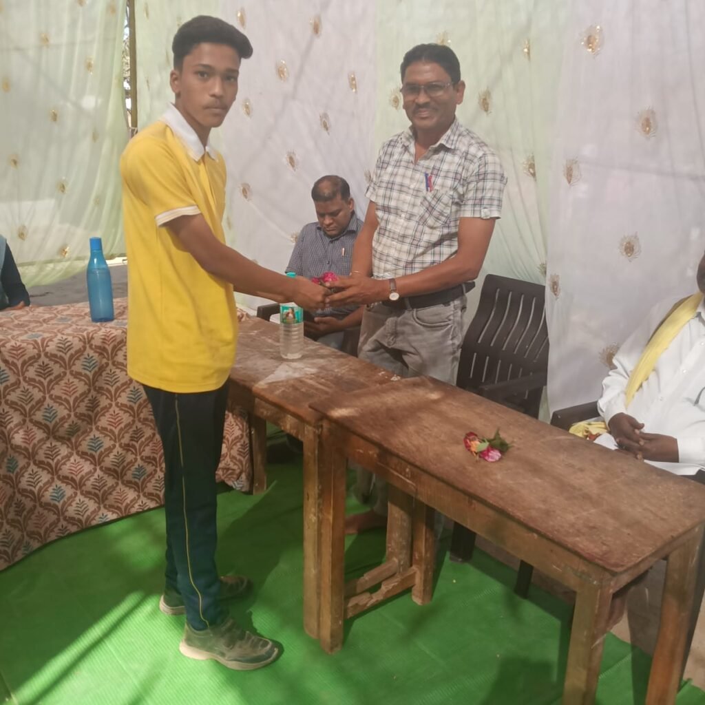 राष्ट्रीय सेवा योजना सात दिवसीय विशेष शिविर 2024 25 शासकीय मॉडल स्कूल बिरसा की राष्ट्रीय सेवा योजना की यूनिट द्वारा शासकीय माध्यमिक शाला सुरवाही में सात दिवसीय विशेष शिविर का शुभारंभ दिनांक 7 मार्च 2025 से किया गया जिसका शुभारंभ ग्राम पंचायत सुरवही के सरपंच महोदया श्रीमती अंजू बाला सैय्याम एवं भगवन सिंह सैय्यम उपसरपंच रामकिशन धुर्वे के द्वारा दीप प्रज्वलित कर सरस्वती पूजन कर इस शिविर का शुभारंभ किया गया इस शिविर में विशेष अतिथि के रूप में ग्राम पंचायत के सरपंच महोदय शासकीय माध्यमिक शाला सूरवाही के प्रधान पाठक के के के पटले जे एल चौधरी भवानी तुरकर श्री रवि धुर्वे जी एवं शासकीय मॉडल स्कूल बिरसा के प्राचार्य श्री सौरभ कुमार शर्मा कार्यक्रम अधिकारी श्री उमेंद्र केलकर श्री जयप्रकाश यादव ध राजेश धुर्वे राजेश रहांगडाले कमल मेरावी पुष्पेन्द्र पालके शिवपाल टेंभरे श्रीमती डिलेस्वरी भगत स्वाति ब्रह्मनोटे पूजा उइके धनेश पटले कार्तिक पटले अजय वैध एवं समस्त शिक्षक साथी उपस्थित रहे इसी क्रम में शिविर के दूसरे दिवस प्रातः 6:30 बजे श्री जे एल चौधरी जी योग शिक्षक शासकीय माध्यमिक शाला सरवाही व एनएसएस के कार्यक्रम अधिकारी श्री उम्मेद केलकर योगराज श्री बिसेन जनपद शिक्षा केंद्र बिरसा द्वारा योंगिंग जोगिंग , सुक्ष्म व्यायाम आसान एवम प्राणायाम कराया गया एवम योग के बारे में विस्तृत रूप से जानकारी दी गई