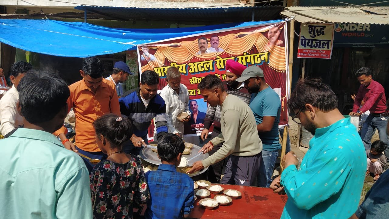 अमित कुमार @बस्ती..आज भारतीय अटल सेवा संगठन सीतापुर की टीम द्वारा 84 कोसी परिक्रमा मिश्रिख मेला में भव्य भण्डारे का आयोजन किया गया। प्रदेश मीडिया प्रभारी अमित पाण्डेय ने कहा समाजसेवा के लिए भारतीय अटल सेवा सदैव तत्पर्य है