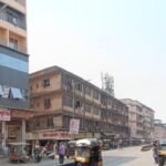 ठाणे महापालिका क्षेत्रातील दिवा प्रभाग समिती हद्दीत सर्वाधिक ६७ अनधिकृत शाळा असल्याचे माहिती अधिकारात उघड झाले आहे. सर्व अनधिकृत शाळा /संस्था चालकांवर फौजदारी गुन्हा नोंदवण्याचे आदेश व अनधिकृत शाळांच्या संस्था चालकांकडून हमीपत्र सादर करून घेण्याच्या हालचाली सुरु असल्याचे सांगितले जात असतानाच दिवा-आगासन रोड वरील B.R नगर जवळ असलेल्या S.M.G स्कूल समोरच एक नवीन अनधिकृत शाळा सुरु होत असल्याने ठाणे महापालिकेच्या कार्य पद्धती बाबत दिवेकरांमध्ये चर्चेला उधाण आले असून येत्या काळात ठा.म.पा चे शिक्षण विभाग या नवीन अनधिकृत शाळेबाबत कोणती कठोर कारवाई करणार याच्याकडे सर्वांचे लक्ष लागून आहे. महानगरपालिकेने सर्व अनधिकृत शाळांचे नळ जोडणी कापण्याचे आदेश व अतिक्रमण विभागाला नव्याने सुरु होणाऱ्या अनधिकृत शाळांवर कारवाई करण्याचे आदेश दिले असतानाही नवीन अनधिकृत शाळा उघडल्या जात असल्याने पालिका प्रशासनाच्या कारभारावरच आता नागरिक प्रश्न उपस्थित करू लागले आहेत.