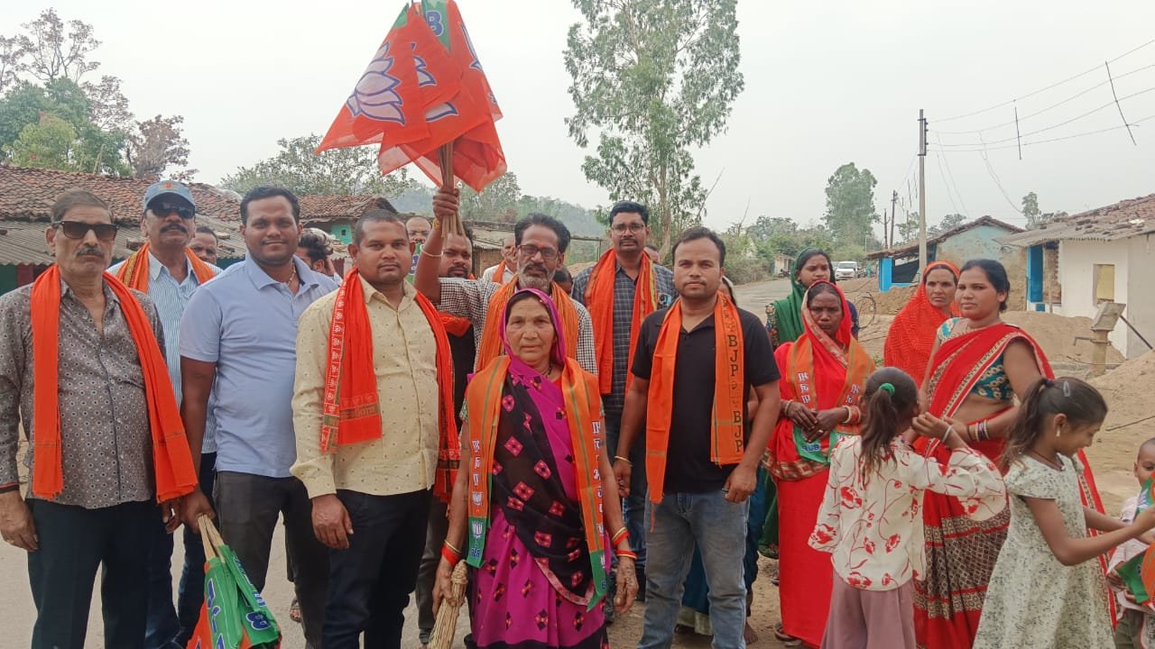 भाजपा का गांव अभियान
खैरा - पचरा रिग्वार - में 60 घरों में जनसंपर्क , मंदिर परिसर की साफ सफाई अभियान