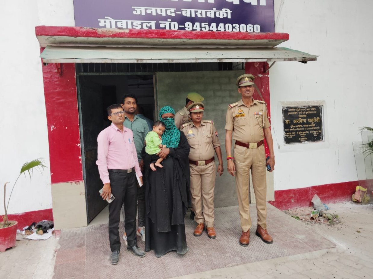 दरगाह से चोरी नवजात बच्चे को 24 घंटे से पहले पुलिस ने किया बरामद जनपद बाराबंकी के कस्बा देवा में दर्शन करने आए गोंडा निवासी एक परिवार का नवजात बच्चा उम्र 5 साल दिनांक 1 अप्रैल को कस्बा देवा दरगाह से लापता हो गया था लापता होने पर नवजात के परिवार मे बच्चे की माँ सिमरन पत्नी अनु संबंधित थाना देवा में प्रार्थना पत्र लेकर सूचना देती जिस पर मुकदमा दर्ज होने पर 24 घंटे पहले तत्परता दिखाते हुए सकुशल मासूम को बरामद कर बच्चों के मां-बाप को सौंप देती है बच्चा चोरी करने वाले में एक महिला हस्बुन् शेख पत्नी अकबर अली अकबर अली पुत्र शेख गयासुद्दीन डमुरियागंज जिला गोपालगंज ऊंचा गांव बिहार पति-पत्नी को गिरफ्तार किया है हालांकि देवा इंस्पेक्टर अजय कुमार त्रिपाठी ने बताया मैन्युअल इंटेलिजेंस डिजिटल डाटा की मदद से 5 साल के नवजात अशान पुत्र सिमरन निवासी गोंडा कैसरगंज के चोरी हुए बच्चे को सकुशल बरामद कर परिवार को सौंप दिया गया है गिरफ्तारी करने वाली टीम में नवागत प्रभारी निरीक्षक अजय कुमार त्रिपाठी ,कस्बा इंचार्ज रश्मि सिंह व उनकी टीम दुआरा 24 घंटे से अंदर बच्चे की सकुशल बरामदगी की गयी