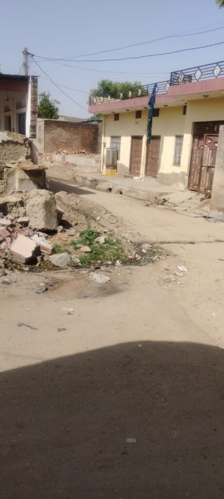 टोंक के पास 6 कीदुरी पर ग्राम सोनवा है उस गाव मै पानी की काफी समस्या है सब जगह पर पानी सप्लाये की जाती है लेकिन वार्ड नंबर 6 मै पानी की सप्लाये नहीं की जाती है यहाँ पर अवेद कनेक्शन काफी जादा है इसको नहीं बंद भी नहीं करते है पानी को व्यर्थ जाने देते है कई बार सिकायत दर्ज भी किया लेकिन कोई सुनवाई नहीं होती है यहाँ का सरपंच लापरवाही करते है