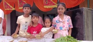 अमीनाबाद पुस्तक व्यापार मंण्डल की ओर से विशाल भंण्डारे का आयोजन किया गया जिसमें पूड़ी सब्जी बूंदी सराबत छोला चावल कोल्डड्रिंक आदि का प्रसाद बंटा गया भंण्डारे में छोटे छोटे बच्चों ने प्रसाद बंटा 