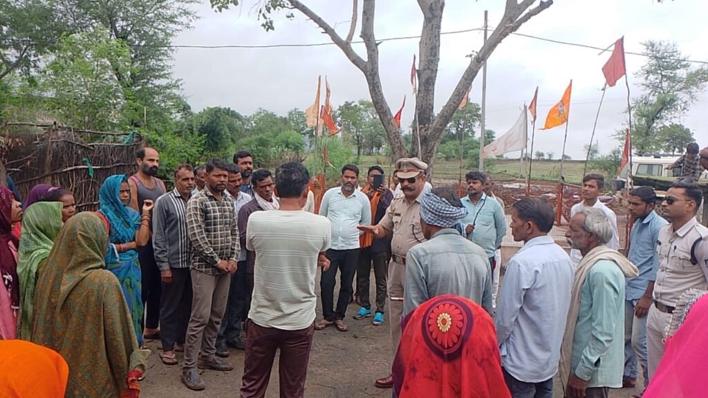 ग्राम पिपलिया कलां मे अबैध शराब बिक्री पर कसा सिकंजा सभी ग्राम की महिलाओ द्वारा एक जुट होकर देवरी थाना प्रभारी जयदीप भदौरिया को आवेदन दिया, साथ ही थाना प्रभारी जयदीप भदौरिया ने आश्बासन दिया है की दो दिन के अंदर शराब माफियों पर सख्त एक्शन लिया जायेगा 