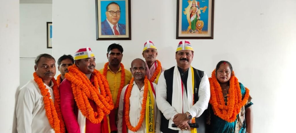 डॉ वीरेंद्र विश्वकर्मा लोकजन सोशलिस्ट पार्टी अध्यक्ष के साथ चंदौली जिलाअध्यक्ष जिला टीम के साथ आगामी चुनाव पर फोकस 