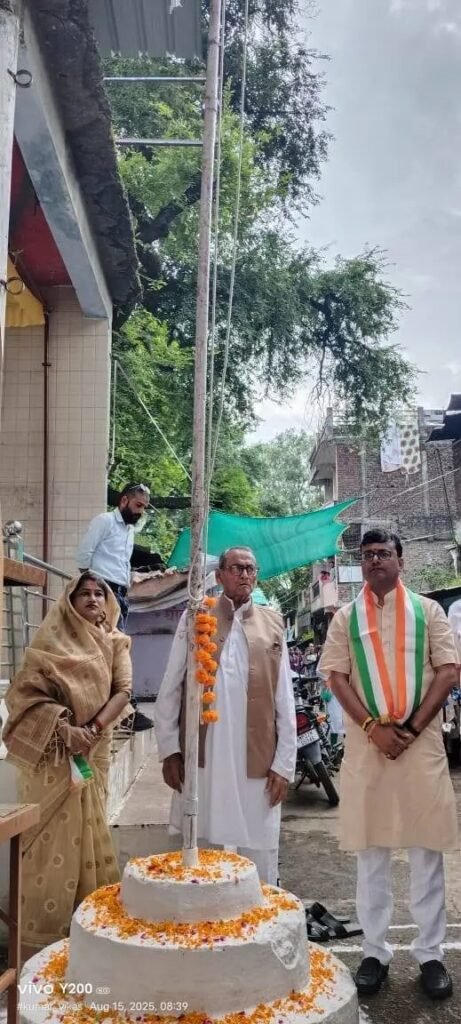 छपारा नगर के हृदय स्थल झंडा चौक में वरिष्ठ नागरिक श्री बाबूलाल जी अग्रवाल के द्वारा ध्वजारोहण किया गया
