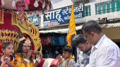 भव्य शोभा यात्रा में राधा कृष्ण की सुंदर झांकी