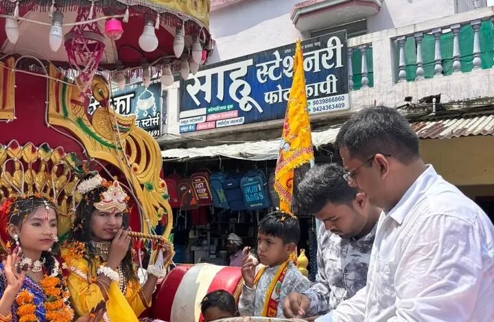 भव्य शोभा यात्रा में राधा कृष्ण की सुंदर झांकी