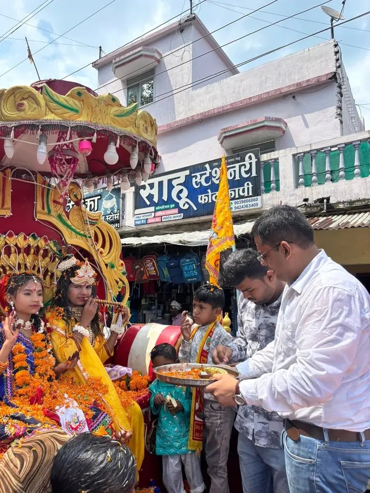 भव्य शोभा यात्रा में राधा कृष्ण की सुंदर झांकी