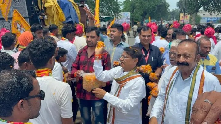 भव्य यात्रा में स्वागत अभिनंदन करते विधायक रजनीश सिंह