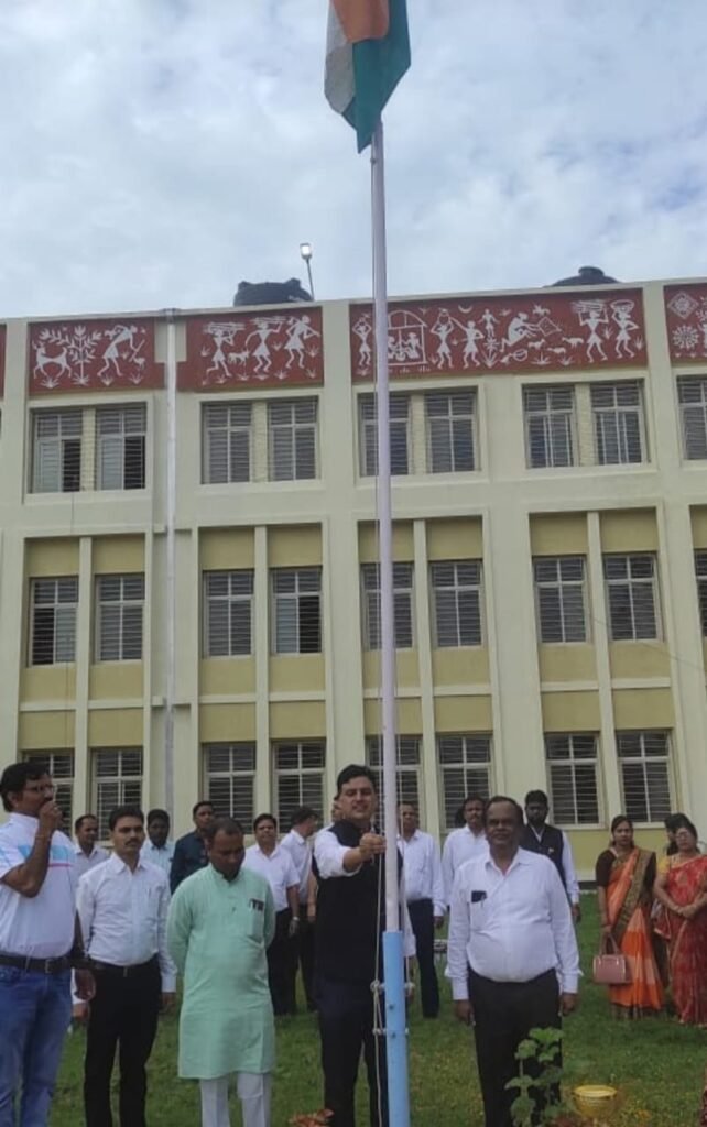 सांदीपनी विद्यालय छपारा प्राचार्य महोदय द्वारा फहराया गया तिरंगा