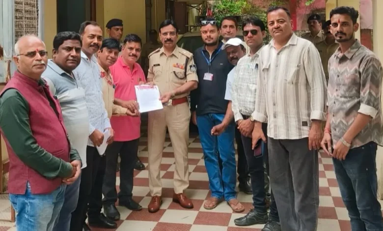 श्रमजीवी पत्रकार संघ द्वारा पुलिस अधीक्षक सिवनी को सौंपा गया ज्ञापन