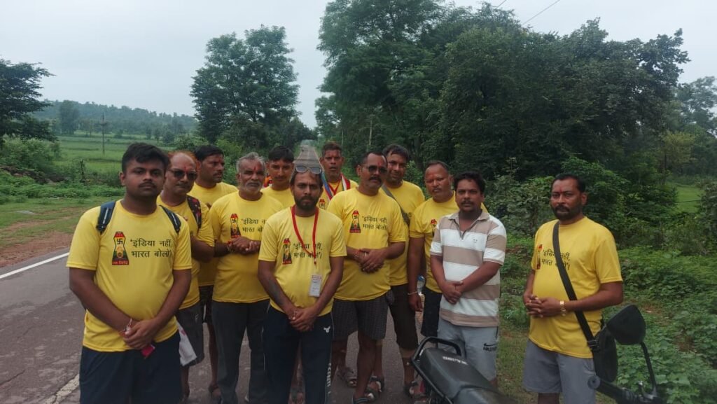 बड़ागांव आज जैन समाज की युवाओं द्वारा पैदल तीर्थ यात्रा का आगमन टीकमगढ़ से होते हुए ग्राम अजनोर पहुचा जहां पर हमारे संवाददाता से बात करते हुए हेमंत जैन द्वारा बताया गया यह यात्रा खनियाधाना से शुरू होकर जैन समाज की प्रमुख तीर्थ दमोह कुंडलपुर के लिए जा रही है इस यात्रा में 40- 50 लोग सम्मिलित हैं एवं यात्रा की मार्ग में आने वाले तीर्थ का दर्शन बड़ागांव से क्षेत्र, जनकल्याण क्षेत्र, भगवा होते हुए द्रोणागिरी तक जाना है उसके बाद आगे की यात्रा सुचारू रूप से चलती रहेगी इस अवसर पर दीपक जैन दीपेश जैन अभिषेक जैन अनुराग जैन सुनील जैन एवं अनेक जैन समाज बंधु ने उन्हें शुभकामनाएं प्रेषित की